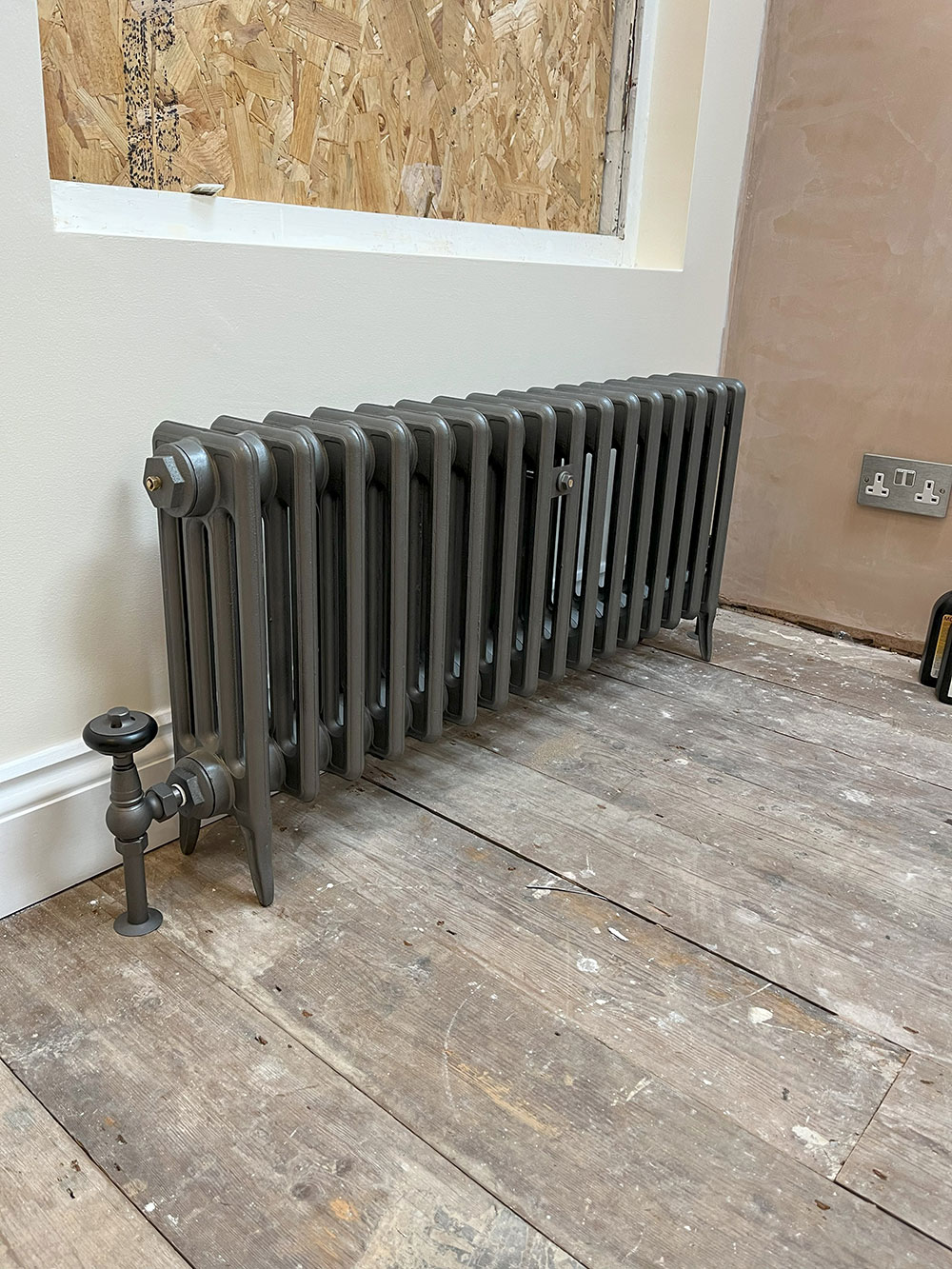 Radiator with neat pipework