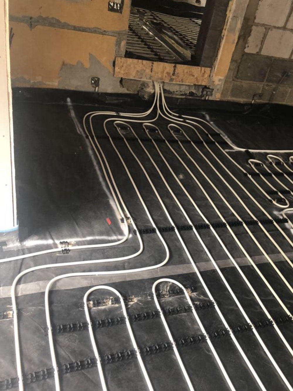 Underfloor heating pipework layout