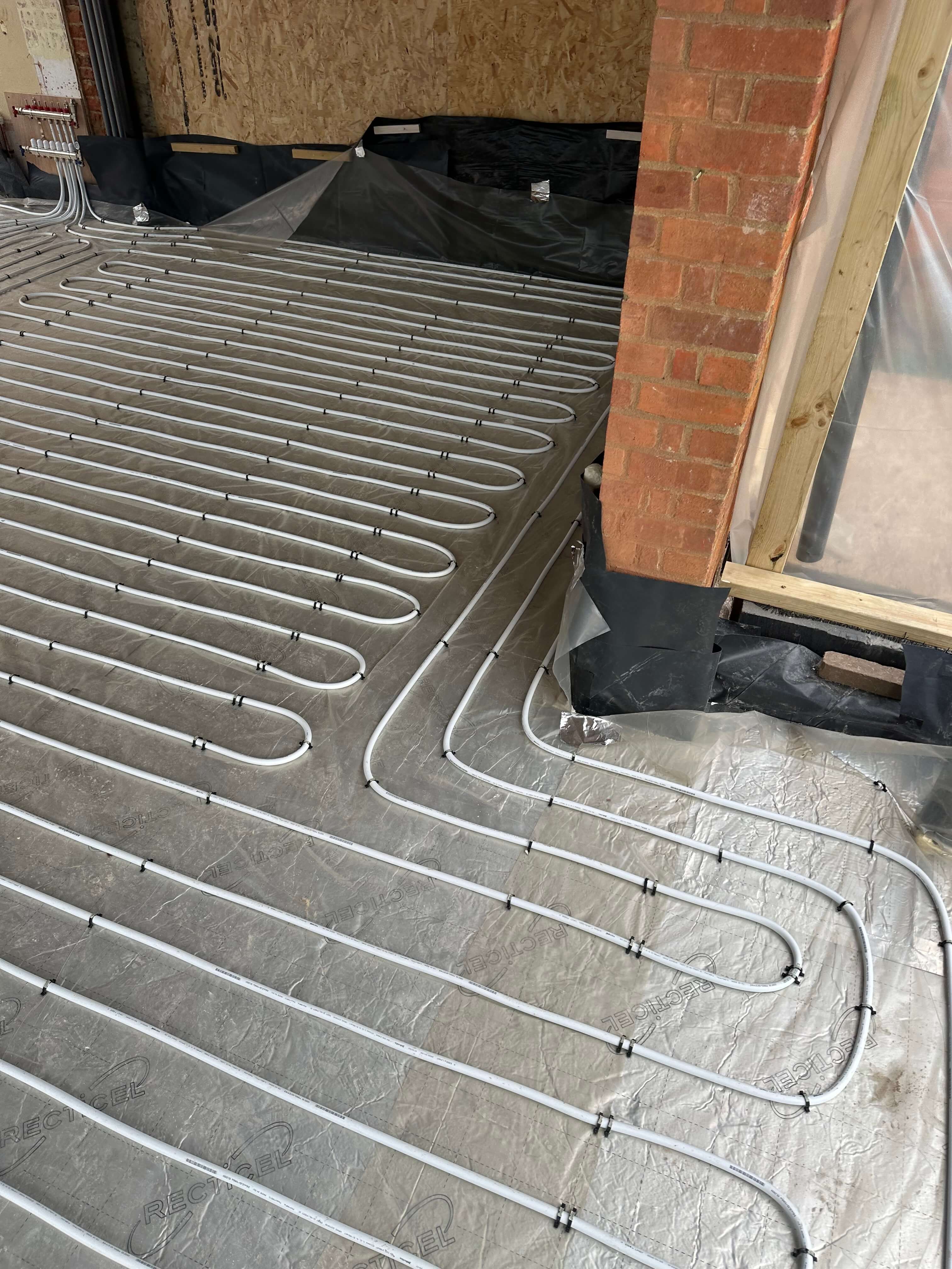 Underfloor heating pipes